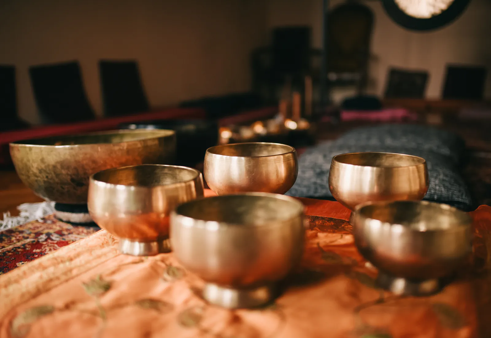 Detalj metalnih zvučnih činija pripremljenih za Sound Healing